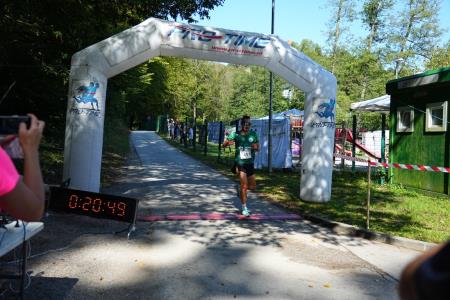 11 dobrodelni Trimmigo, prihod zmagovalca ALesa Lindica v cilj, foto Pep (12)